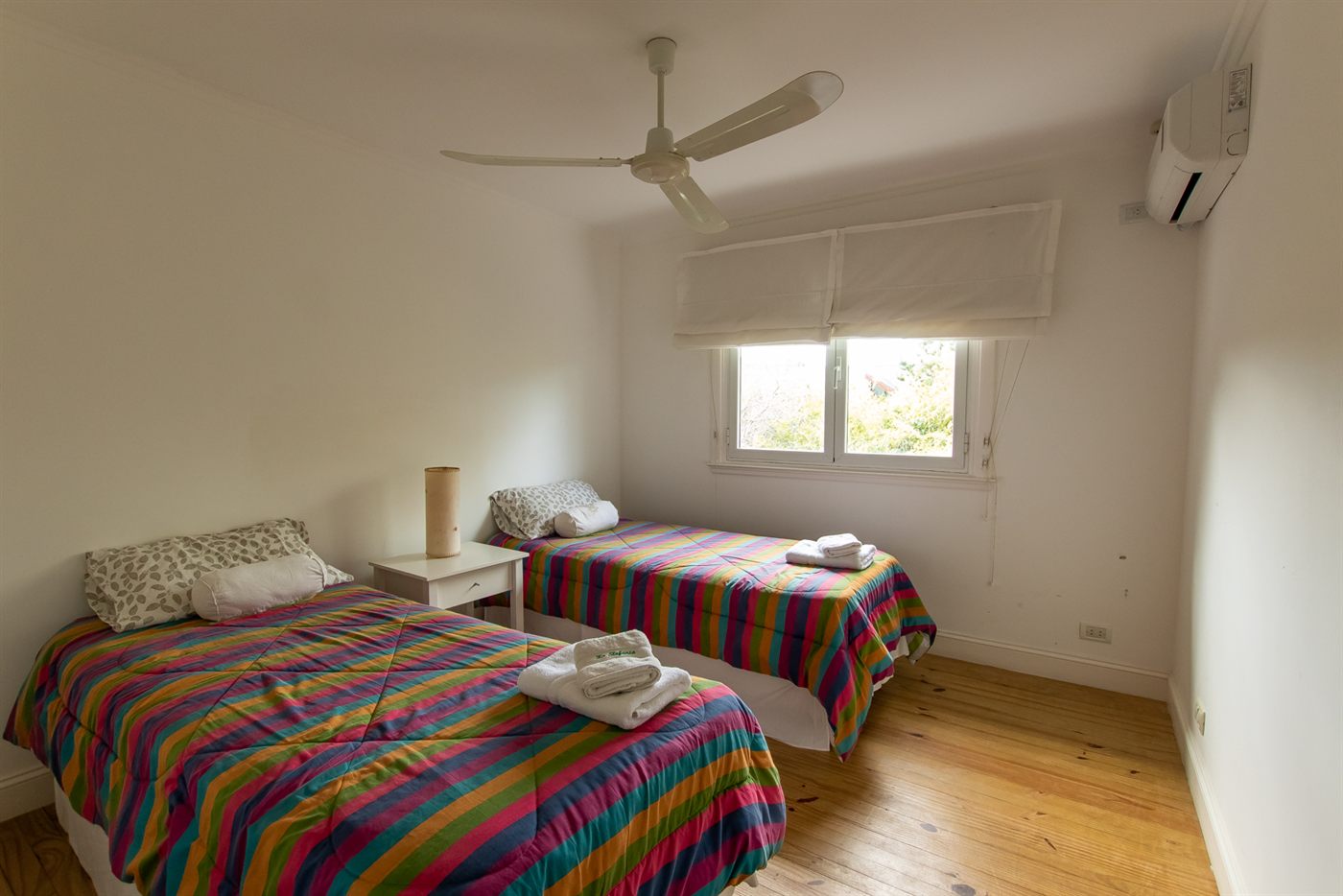 Dormitorio con dos camas