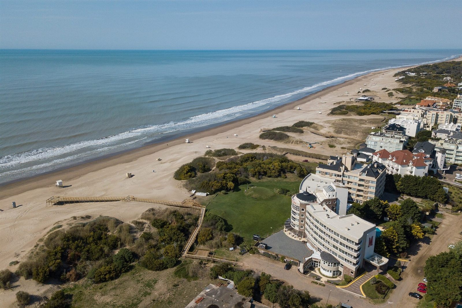 Vista aérea de la costa de Cariló con la playa, los médanos y el bosque