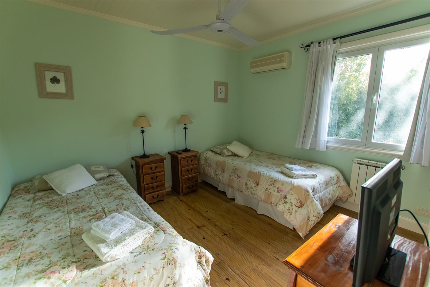 Dormitorio con dos camas